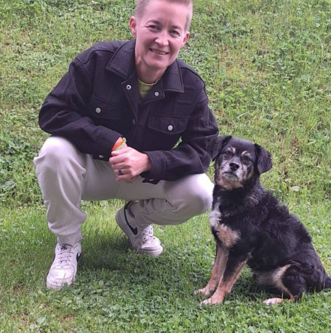 Britta Franken mit ihrem Hund Chico