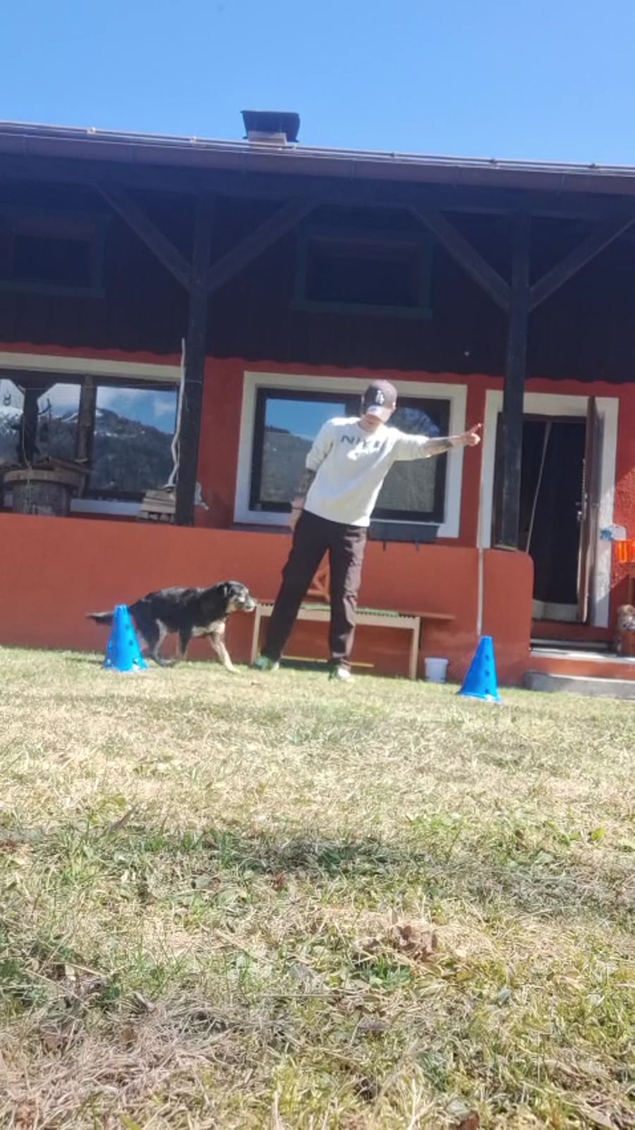 Britta beim Training mit Hund vor dem Haus